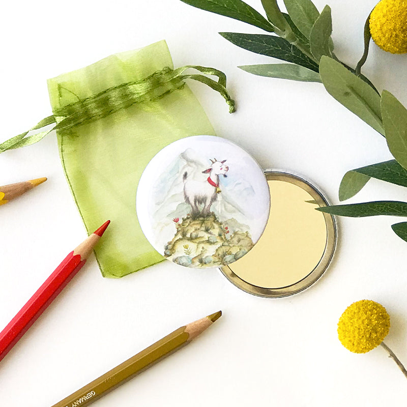 Badge / Magnet / Miroir . Jolie chèvre des montagnes