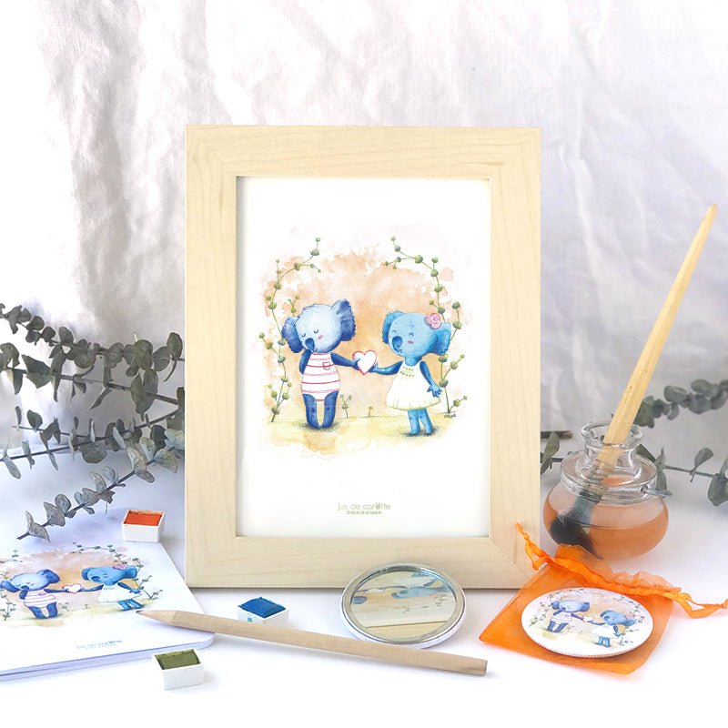 Illustration encadrée "Amour de Koalas" est disponible au format 10x15 cm, 13x18 cm, 20x30cm et 30x40cm. Avec un encadrement bois ou blanc.