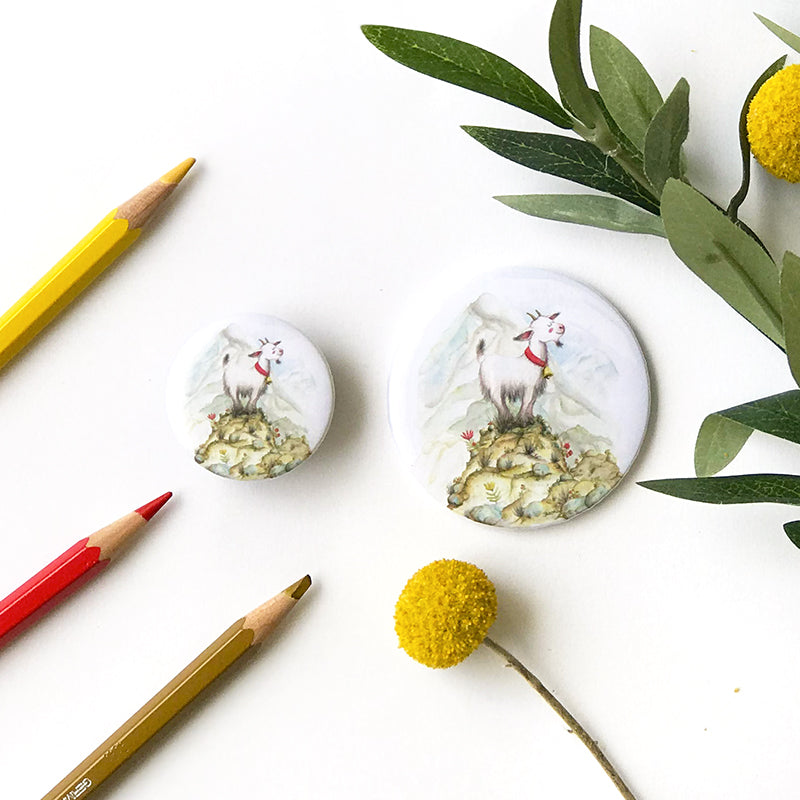 Badge / Magnet / Miroir . Jolie chèvre des montagnes