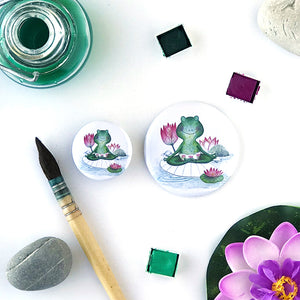 Badge / Magnet / Miroir . Grenouille Yogi